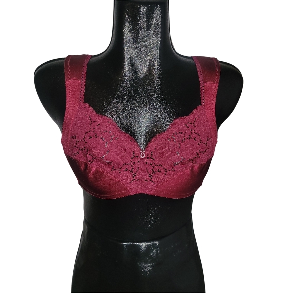 Wonder Bra Lace Trimmed Burgundy Bra Size 34B
